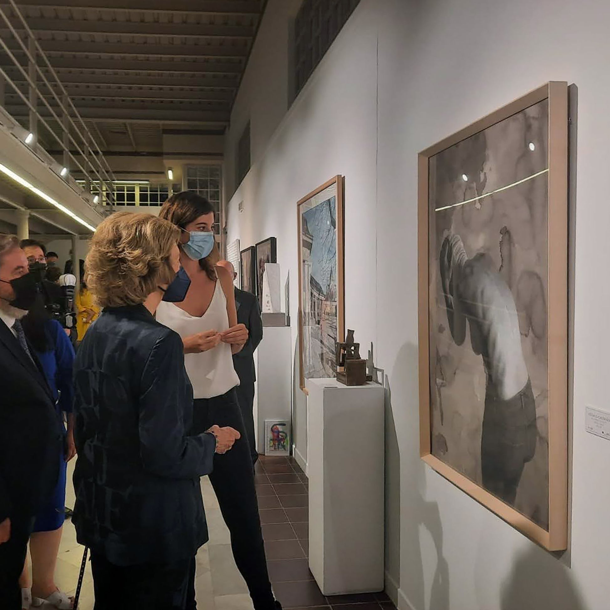 La Reina Sofía junto a la artista Celia G-Castaño explicando su obra, La herencia de Eva IV, en la inauguración del Certamen Reina Sofía en la Casa de Vacas