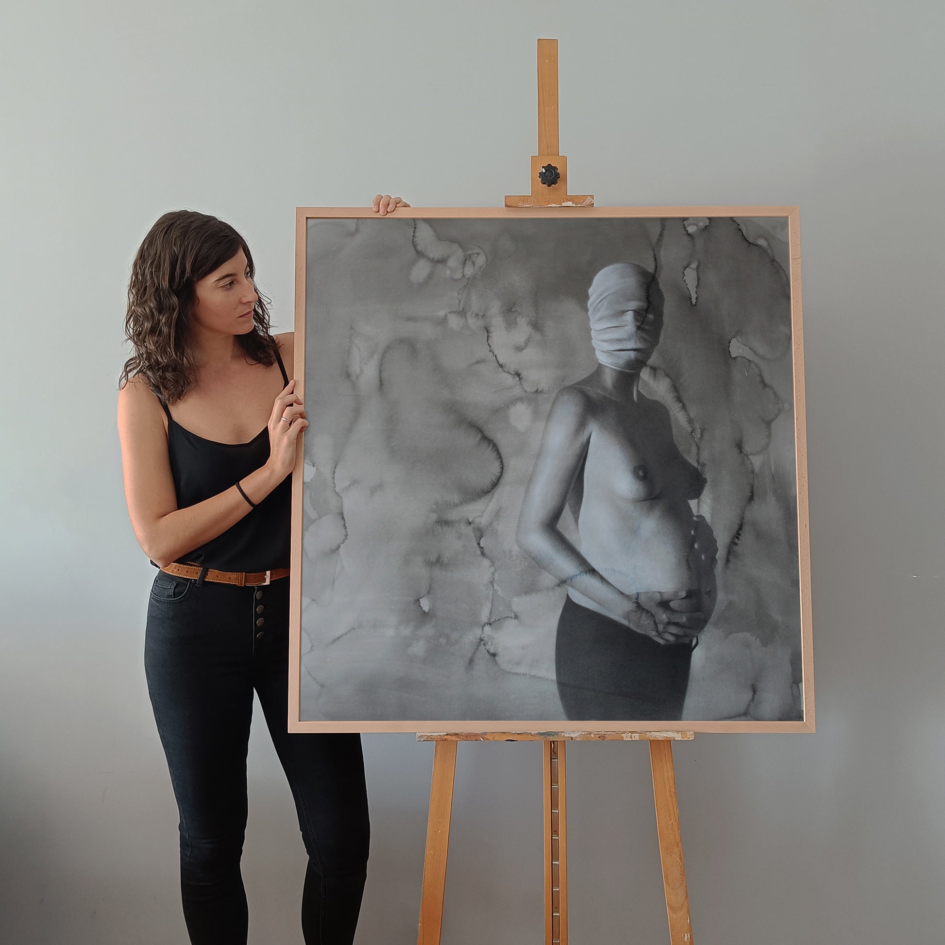 La artista Celia G-Castaño junto a su obra La herencia de Eva V